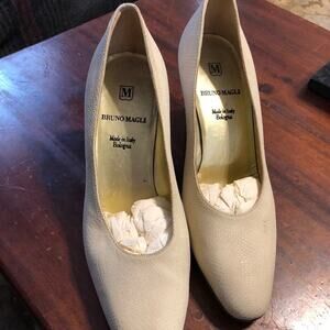 Bruno Magli pumps off white Vintage couture sz 7.5